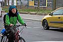 Grüngekleidete Radfahrerin in der Wihelmstrasse Kopie